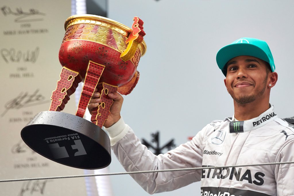 A treia victorie consecutiva pentru Lewis Hamilton